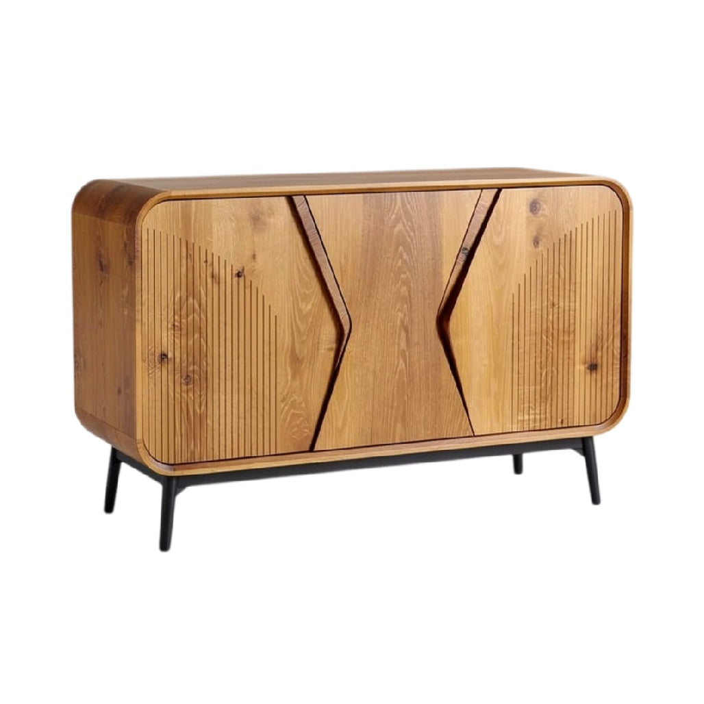 **Moderne houten dressoir met gestileerde deuren en metalen poten**